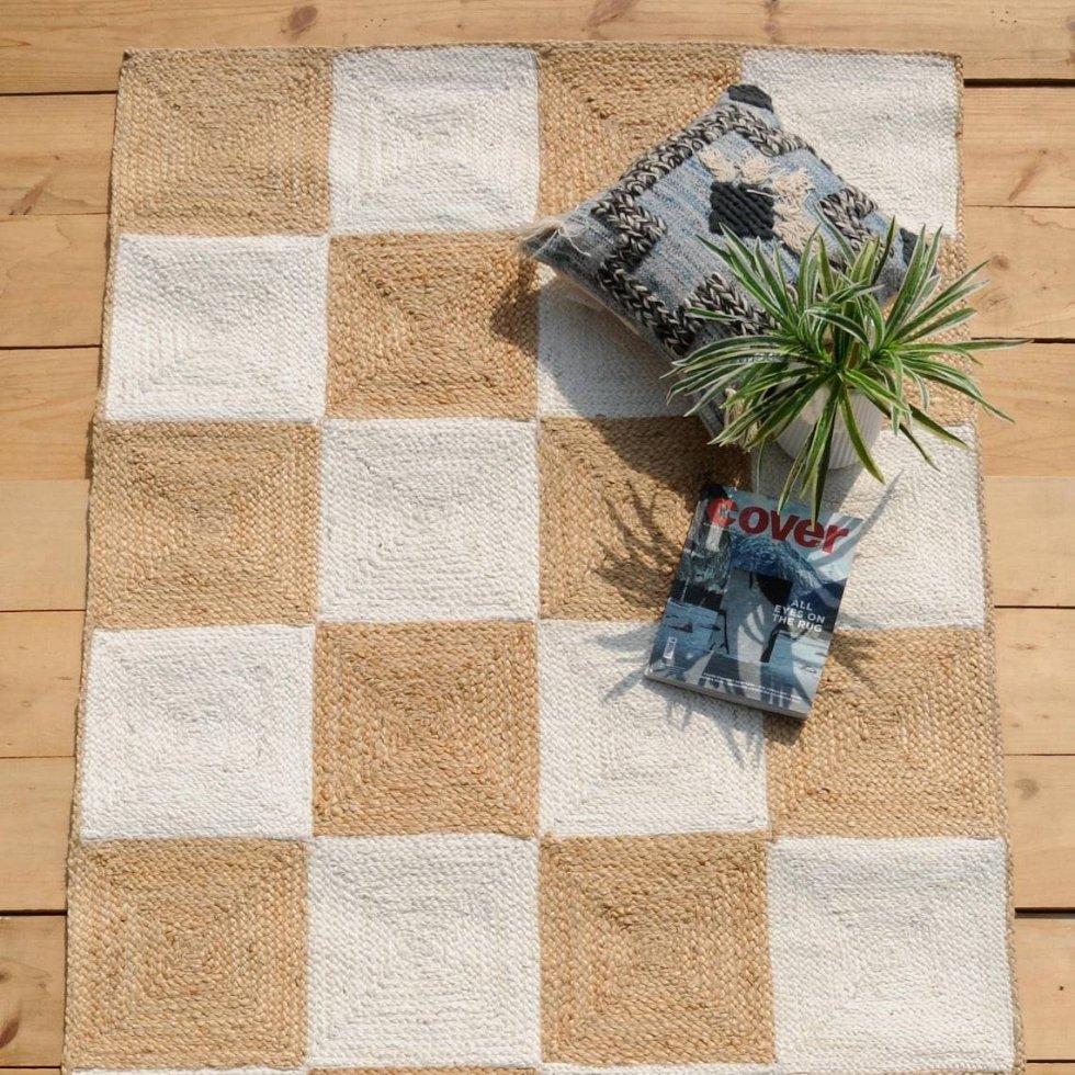 Beige och vit rutig jute-matta