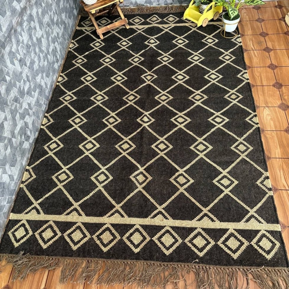 Svart och naturfärgad diamantmatta i ull och jute