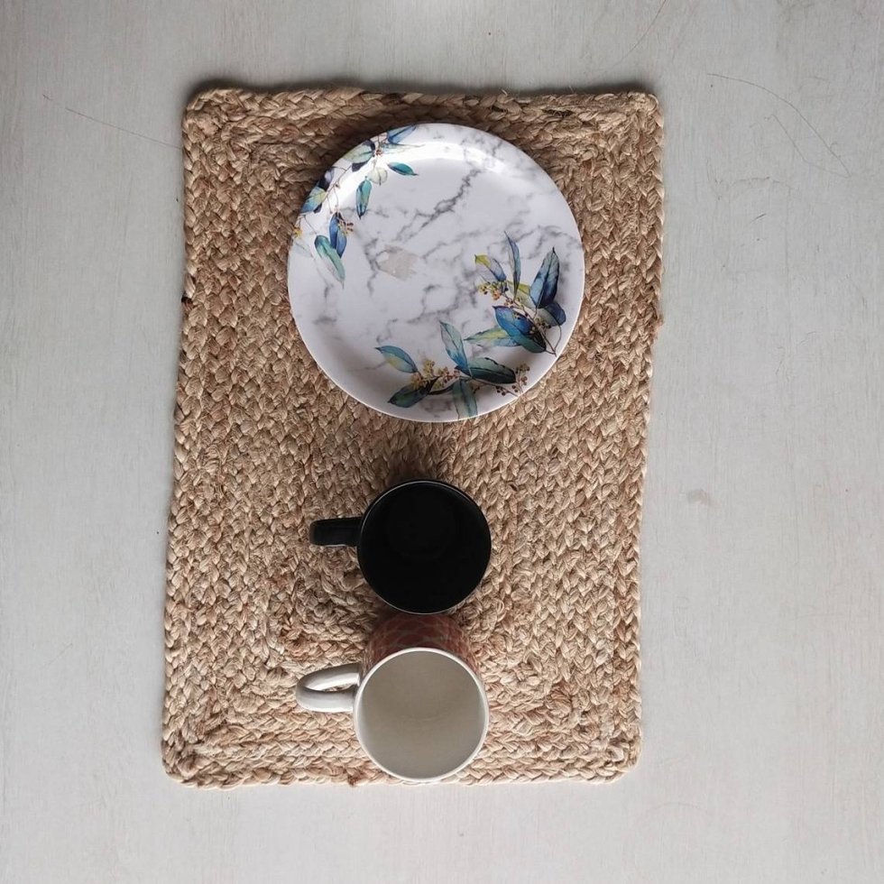 Flätade fyrkantiga juteplacemats