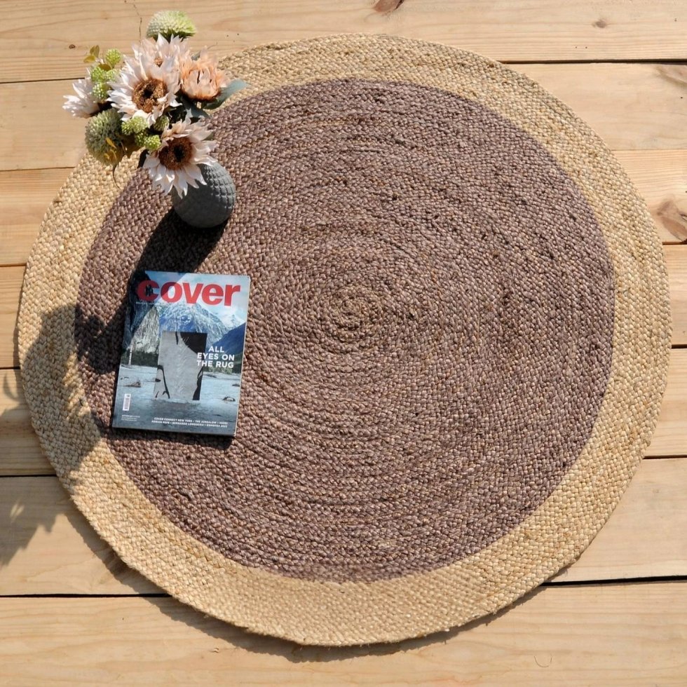 Chokladbrun rund jute-matta med beige kant