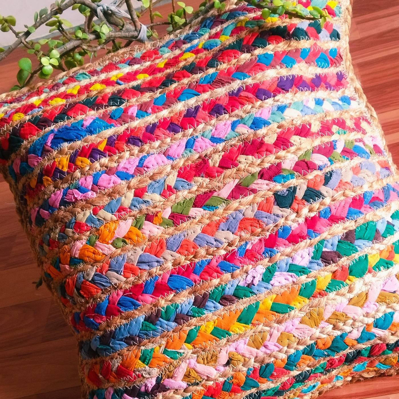 Färgglada kuddar i flätad jute från chindi Färgglada kuddar i flätad jute från chindi