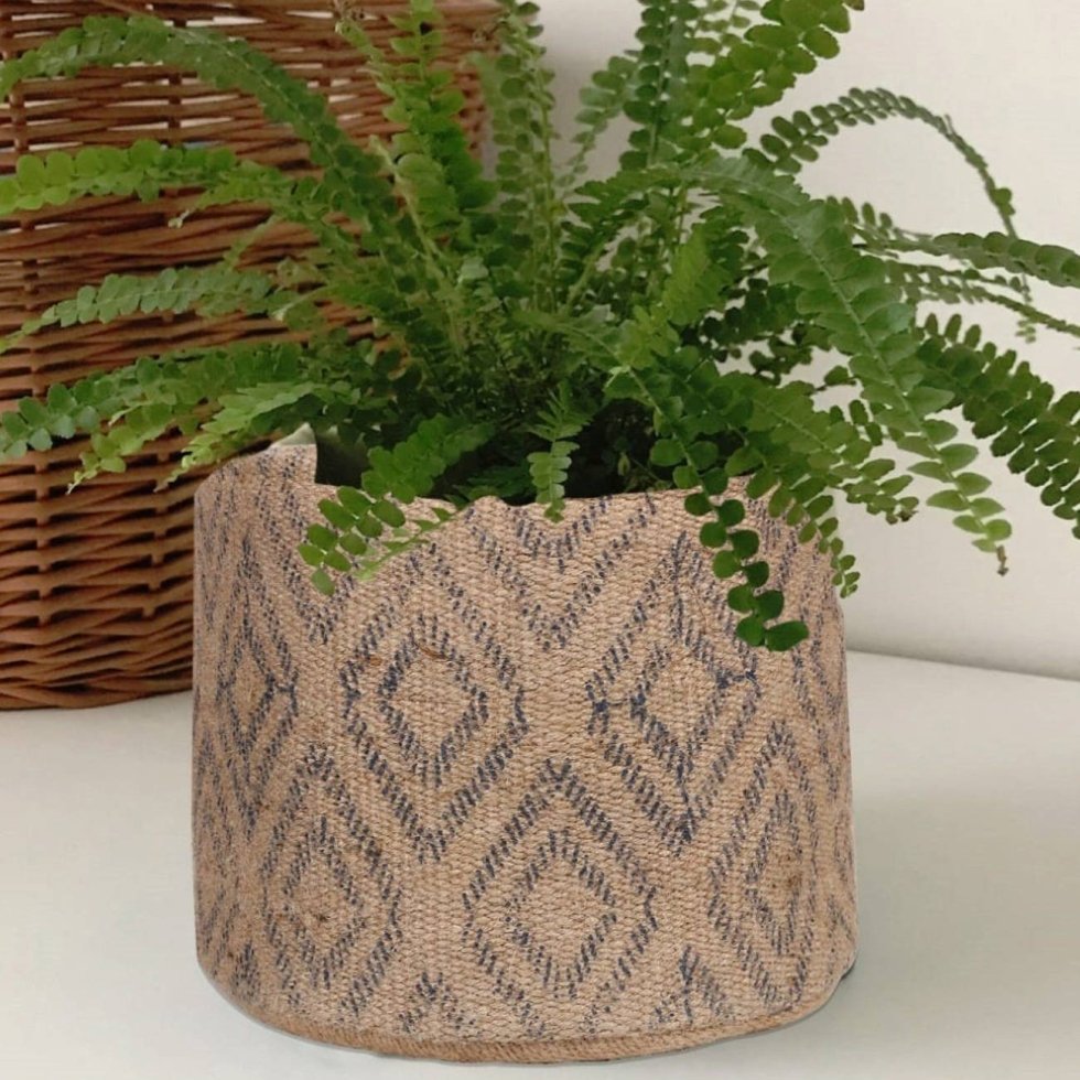 Minimal korg i jute med svart diamant