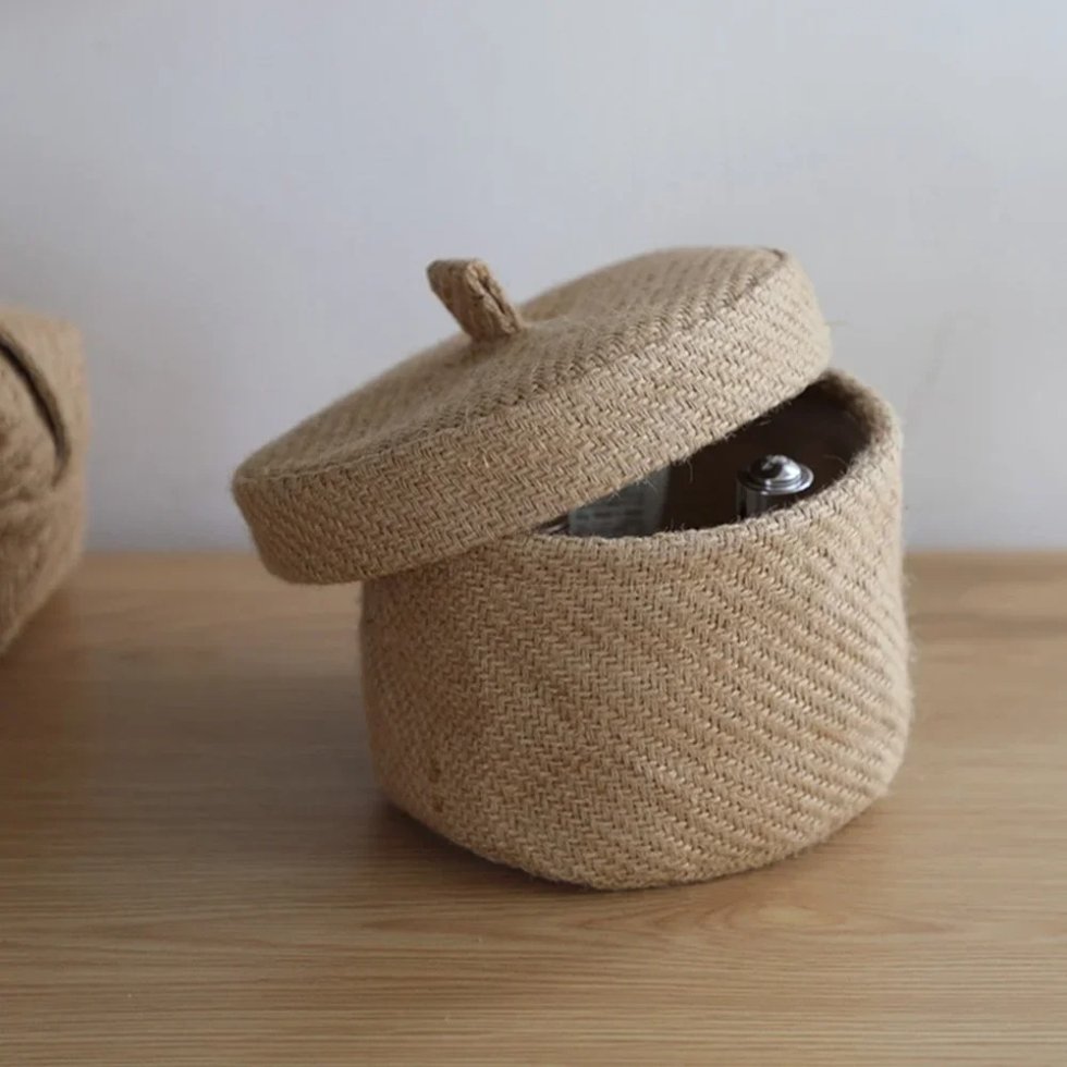 Rund korg i naturjute med lock