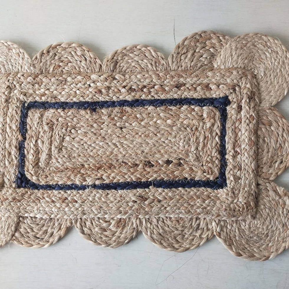 Skulpterade bordstabletter i jute