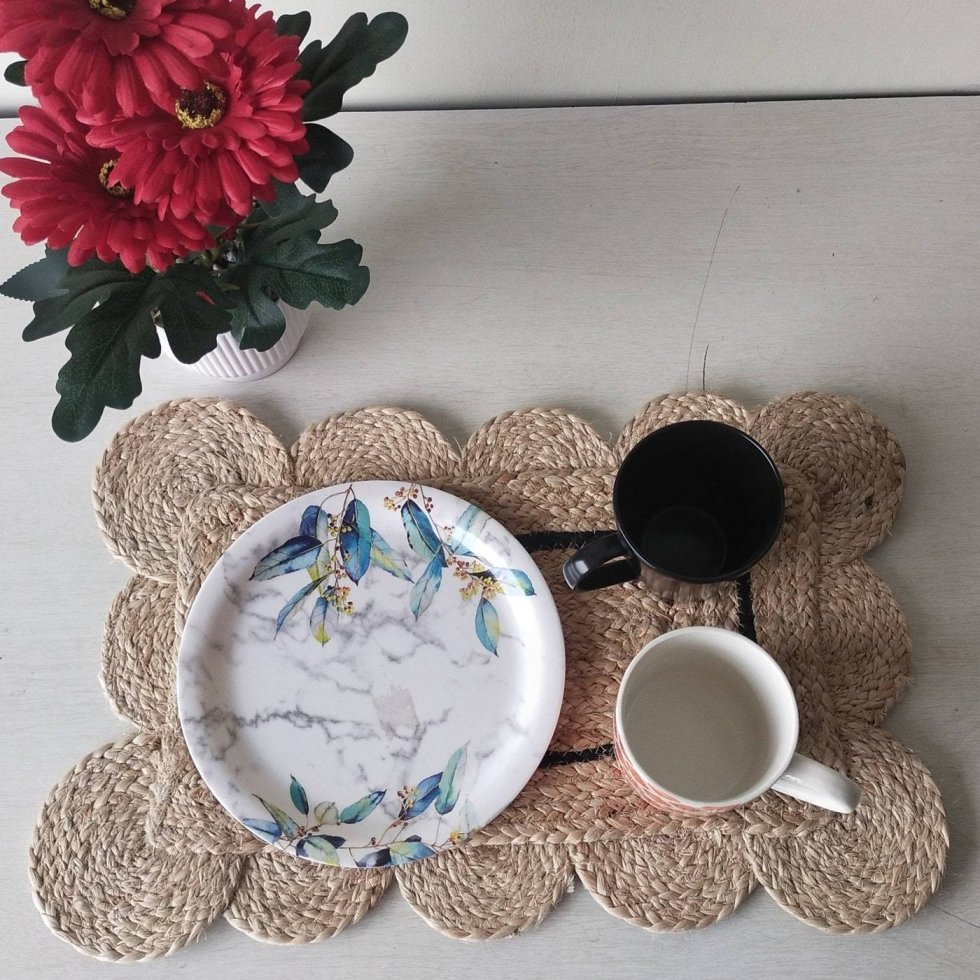 Skulpterade juteplacemats med svart kant