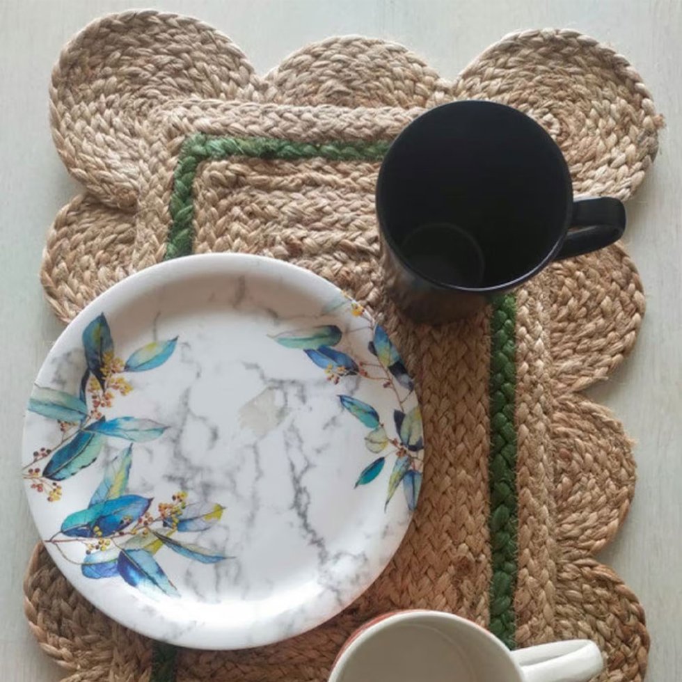 Skulpterade bordstabletter i jute med grön kant - Bild 4
