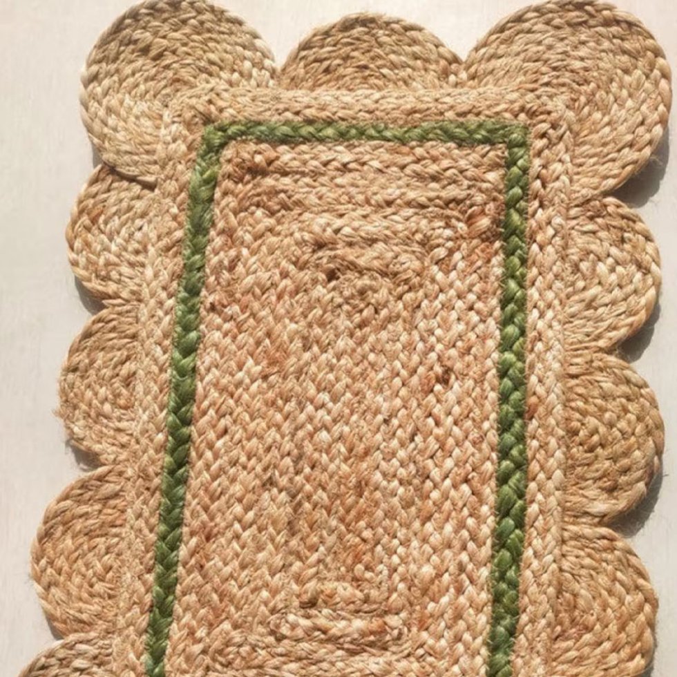 Skulpterade bordstabletter i jute med grön kant - Bild 5