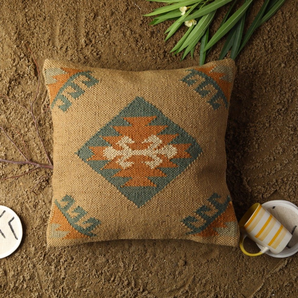 Ornamenterad kudde i ull och jute, brun